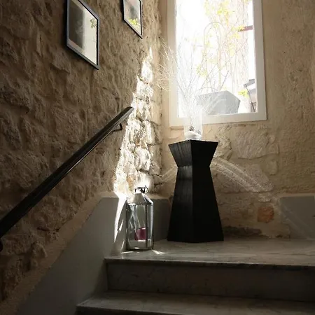 La Maison D'arles לינה וארוחת בוקר ארל