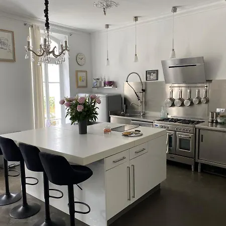 לינה וארוחת בוקר La Maison D'arles 2*